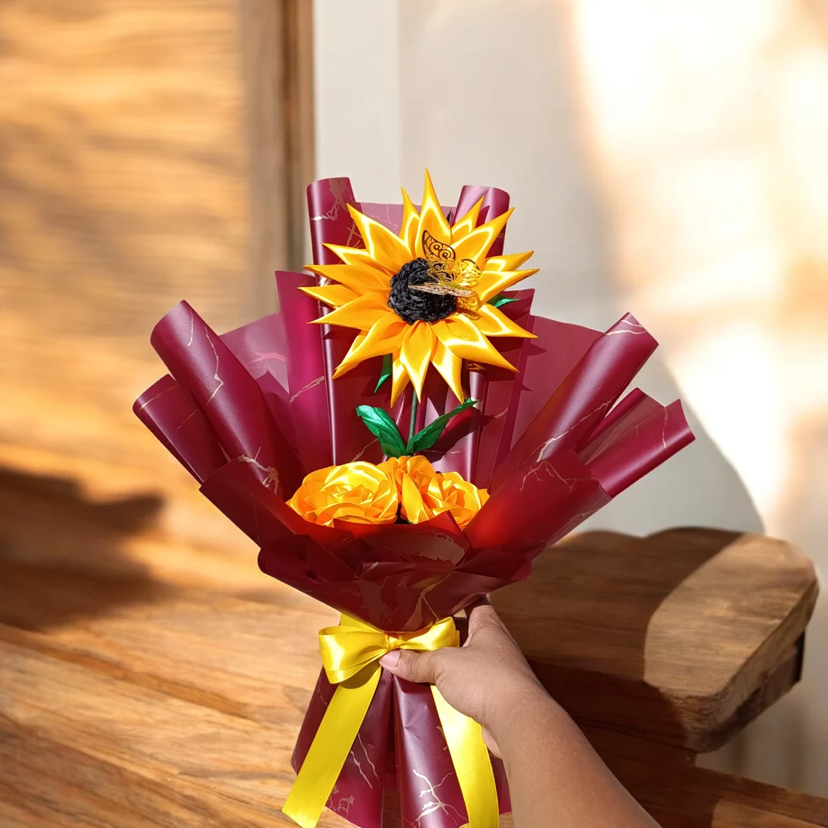 Rosas  y girasol eterno